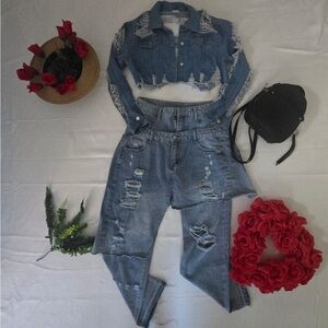 Chic Distressed Blue Cropped Jeans